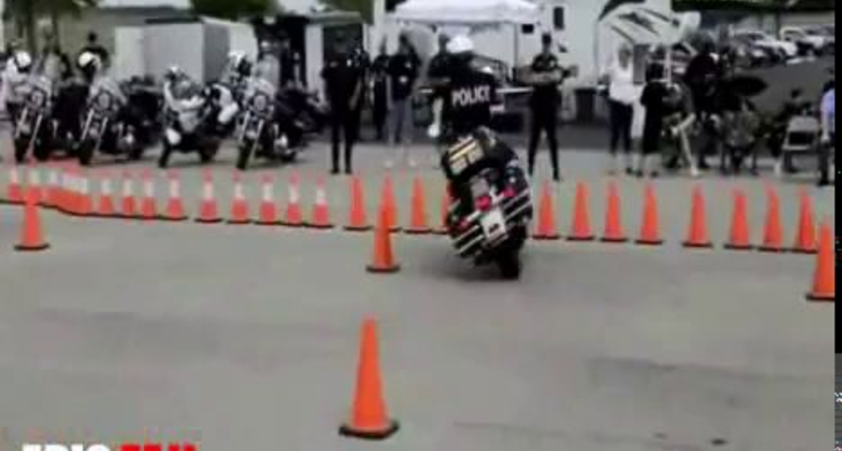 Полицейский показывает отличные навыки маневренности