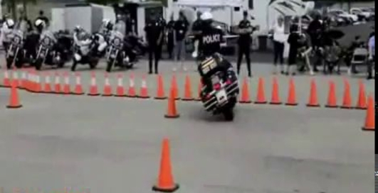 Полицейский показывает отличные навыки маневренности