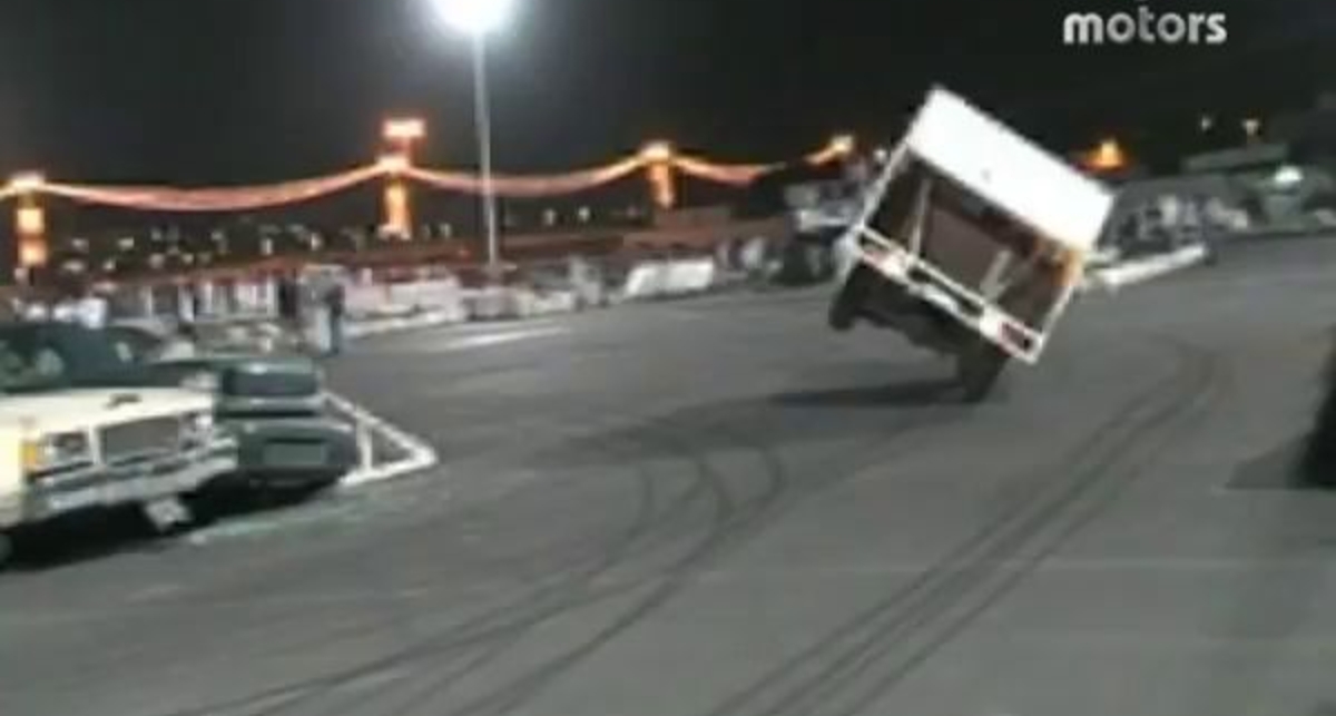 Мусоровоз дрейфующий на двух колесах