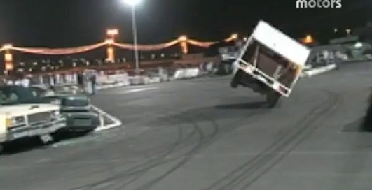 Мусоровоз дрейфующий на двух колесах