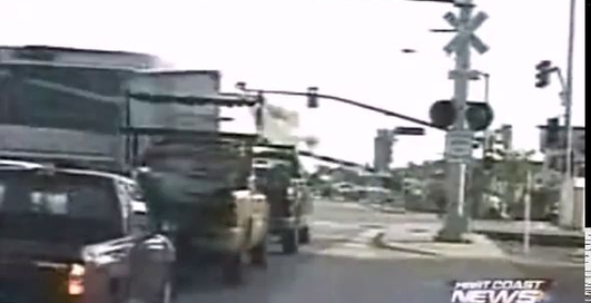 Поезд протаранил фуру на переезде