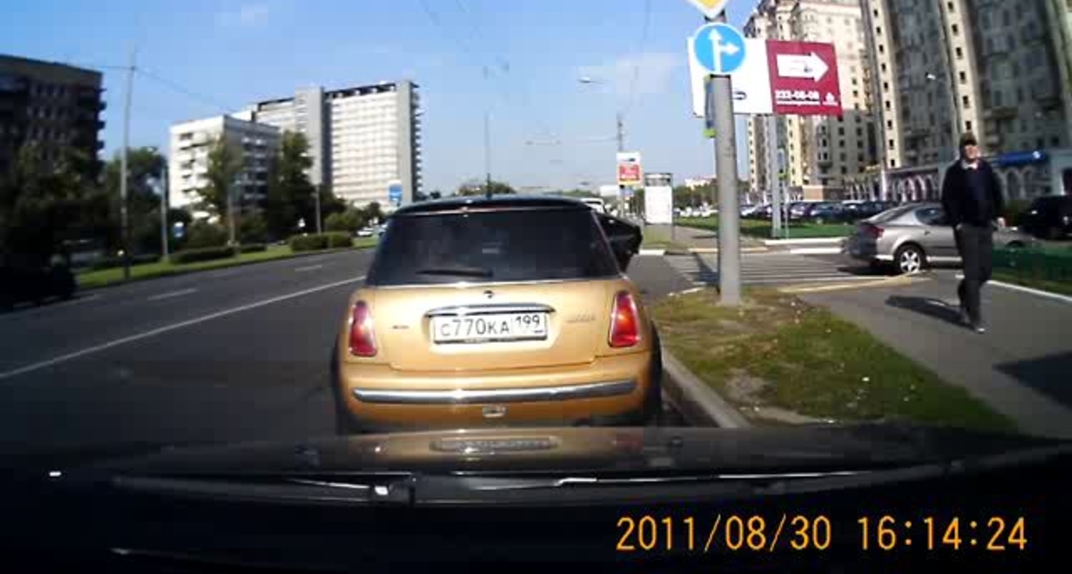 Ограбление машины средь бела дня