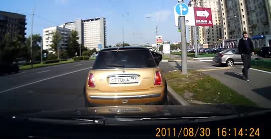 Ограбление машины средь бела дня