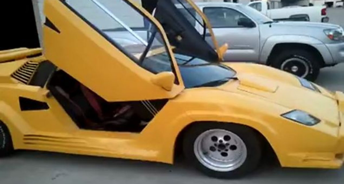 Желтая Lamborghini