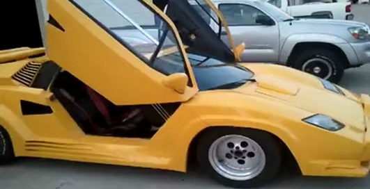 Желтая Lamborghini
