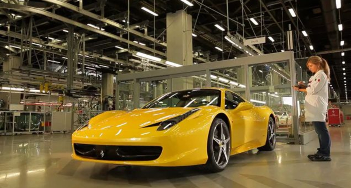 Fernando Alonso водит Ferrari 458 Spider