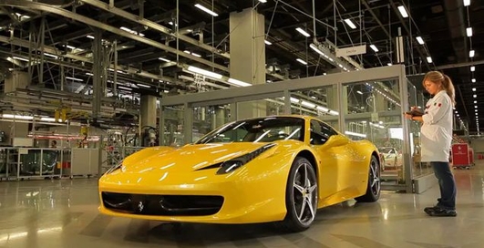 Fernando Alonso водит Ferrari 458 Spider