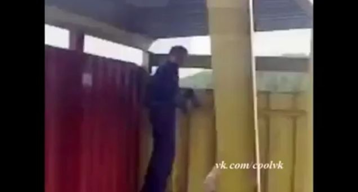 Сотрудник ДПС спрятался с радаром в засаде