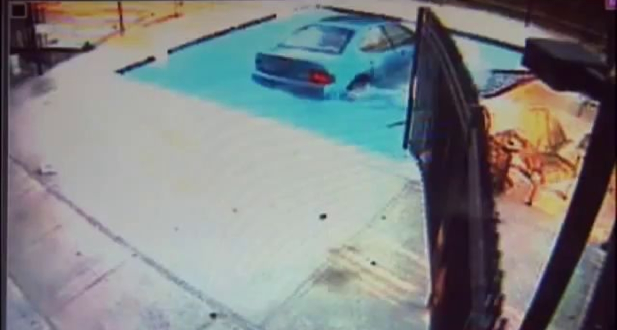 Пенсионерка въехала на машине в бассейн