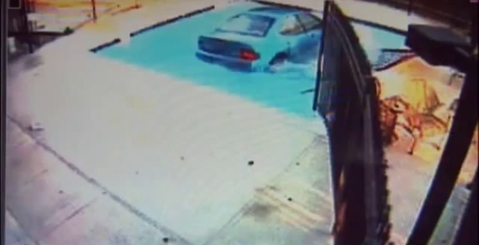 Пенсионерка въехала на машине в бассейн