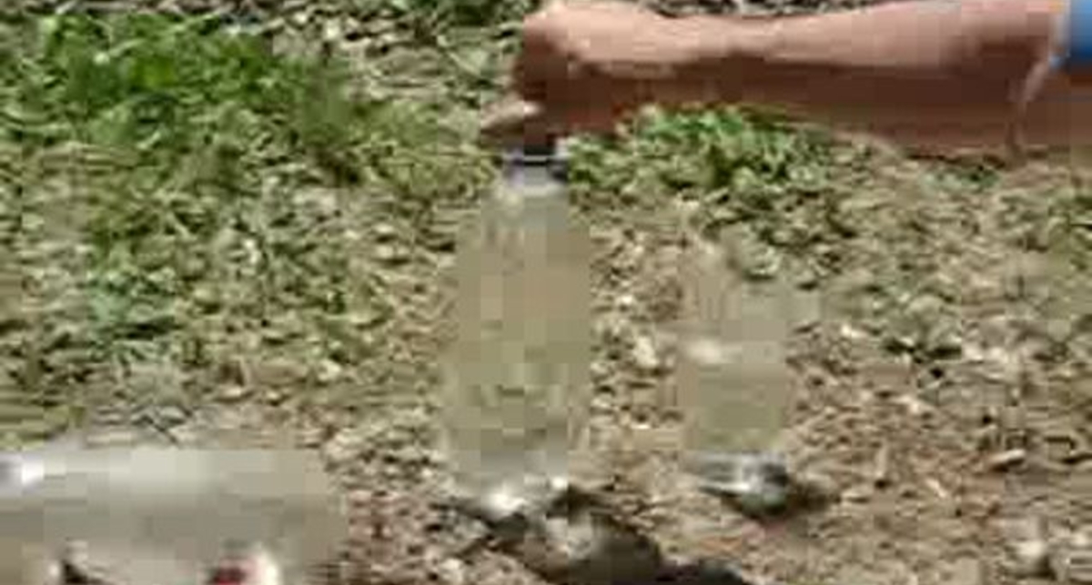 Как разжечь костер с помощью бутылки с водой