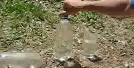 Как разжечь костер с помощью бутылки с водой