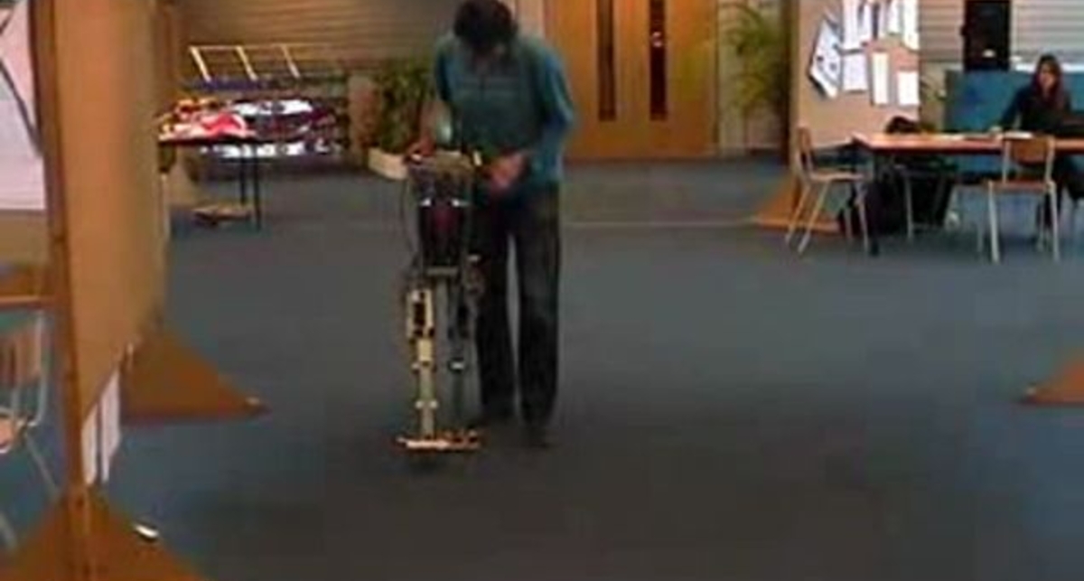 Робота научили ходить по-человечески