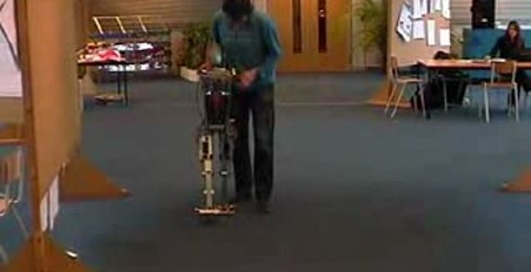 Робота научили ходить по-человечески