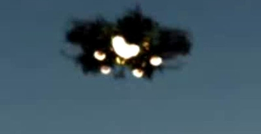 2 летающих тарелки ( совсем близко )