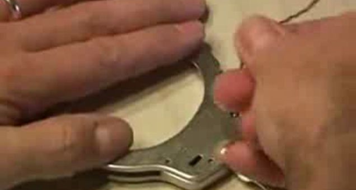 Как открыть наручники