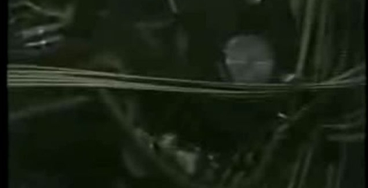 Робот играет на синтезаторе