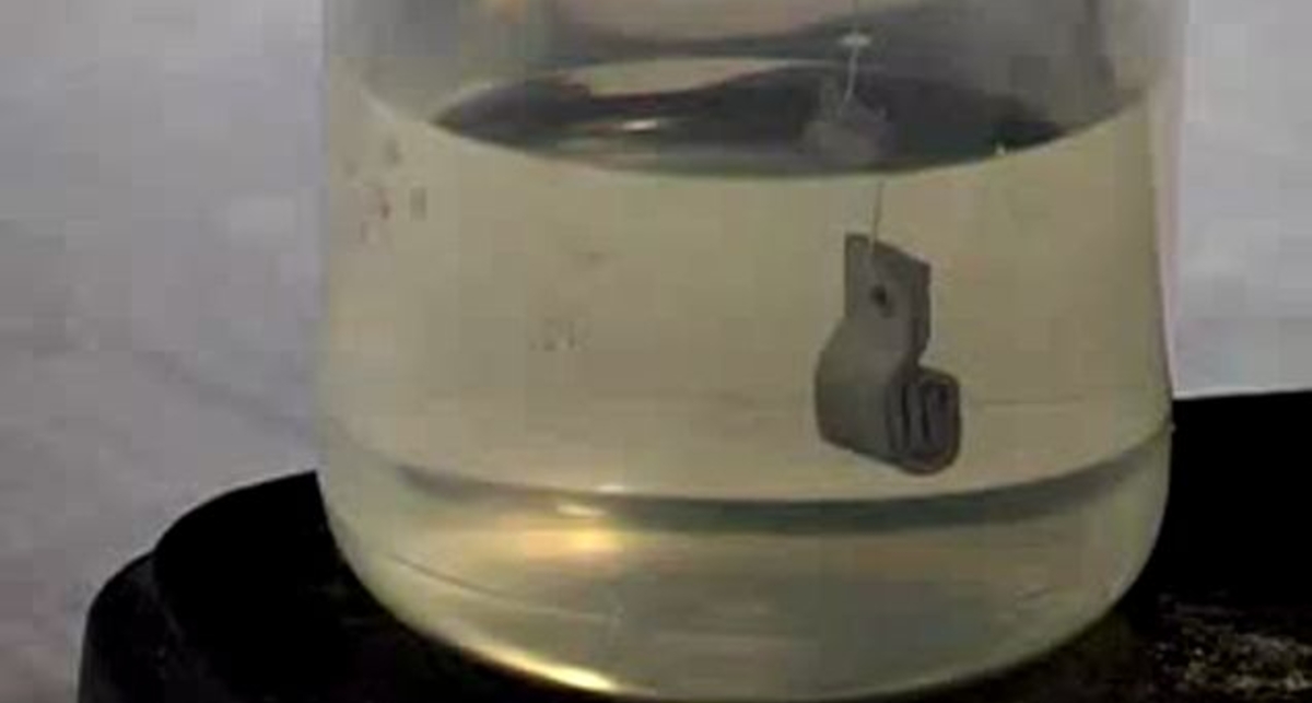 Растворение стекла в плавиковой кислоте