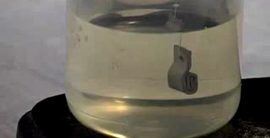 Растворение стекла в плавиковой кислоте