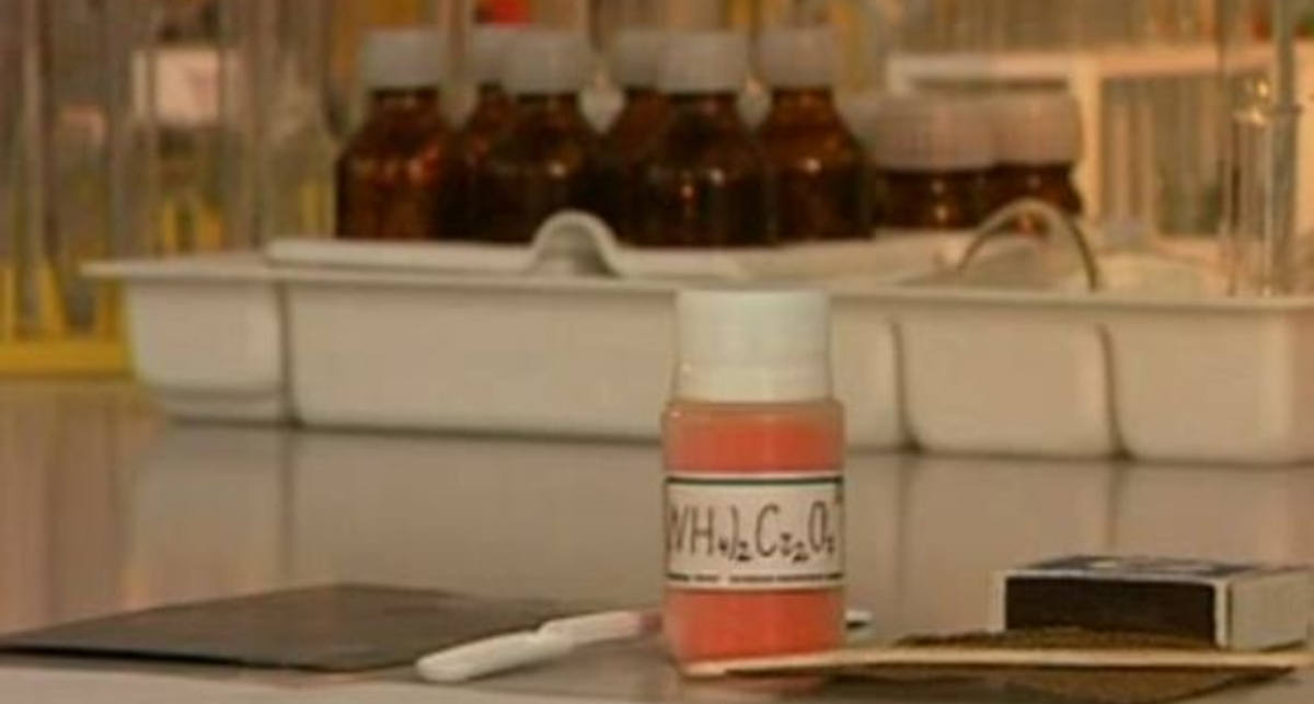 Вулканчик! ( Разложение дихромата аммония )