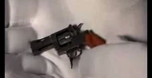 Нифиговый брелок - пистолет