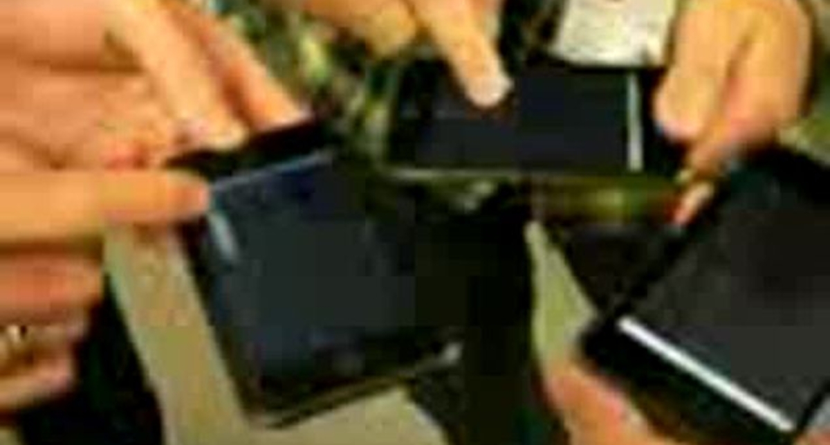 Игра на трьох iPhonaх одновременно