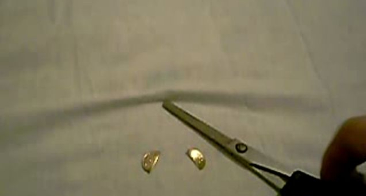 Разрезаем монету ножницами