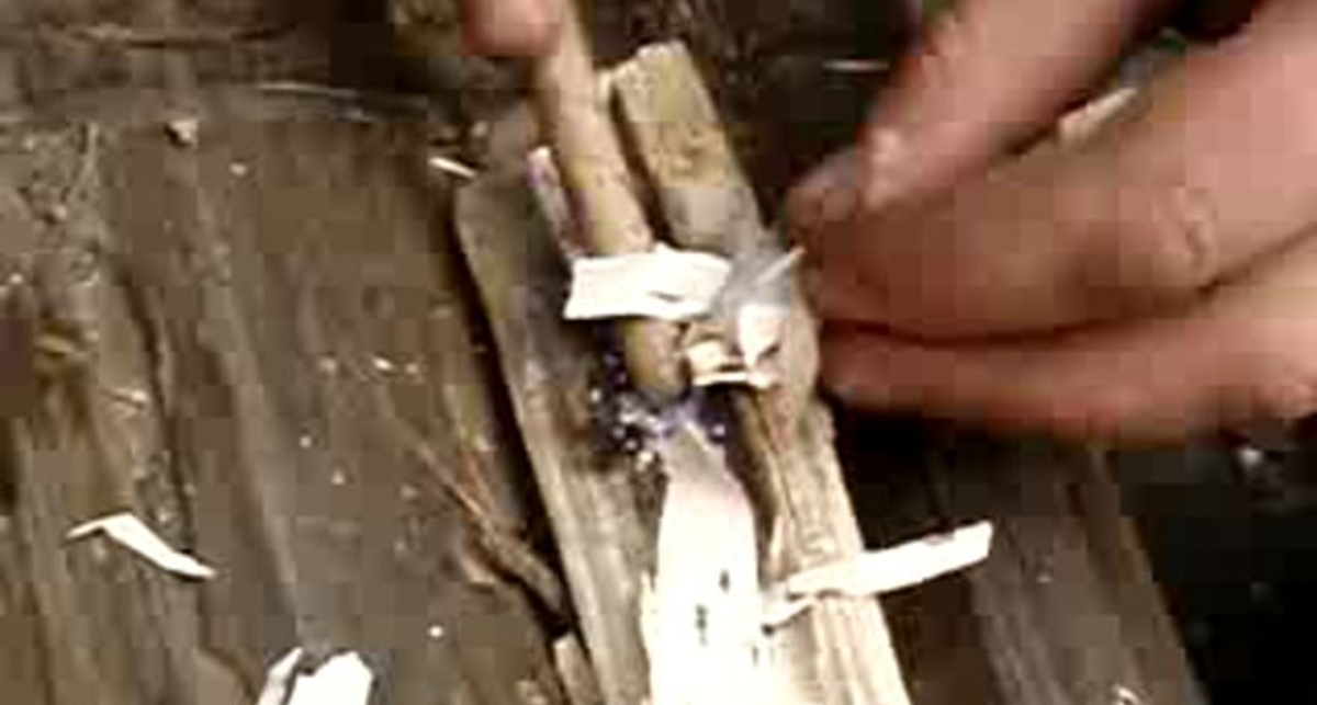 Добыча огня трением .