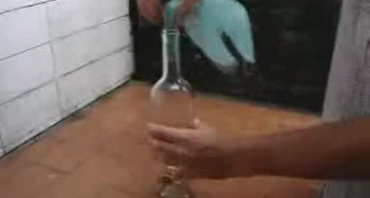 Как быстро вытащить пробку из бутылки