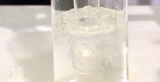 Замораживание уксусной кислоты.