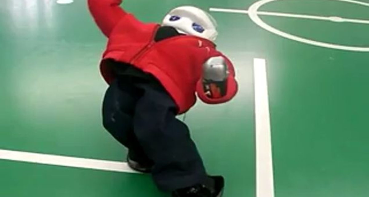 Робот танцует брейкданс