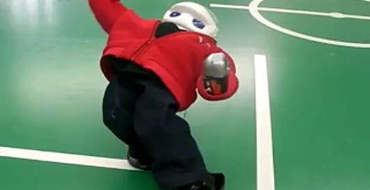 Робот танцует брейкданс