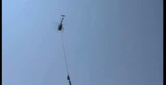 Вертолет опиливает деревья вблизи ЛЭП