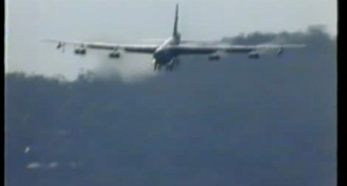 Пролет самолета B-52 Stratofortress