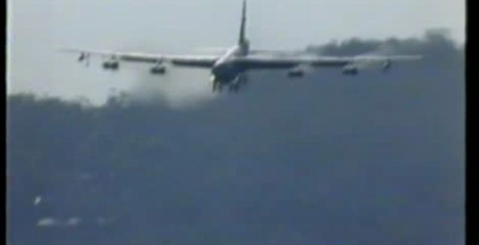 Пролет самолета B-52 Stratofortress