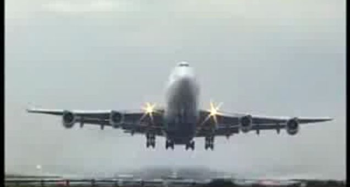 Красивый и шумный взлет Боинга 747