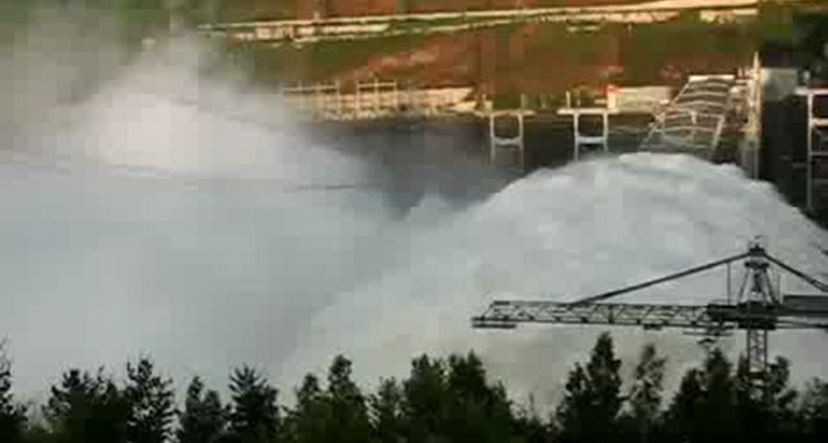 Сброс воды с Красноярской ГЭС в 2006 году