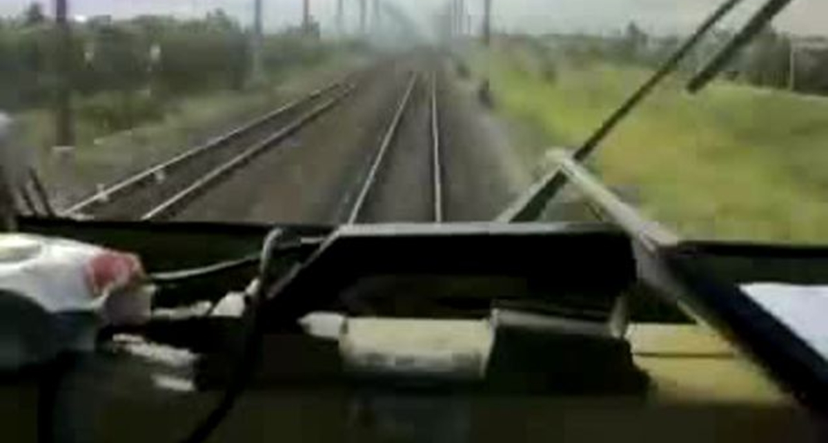 Обычный поезд идет 200 км/ч