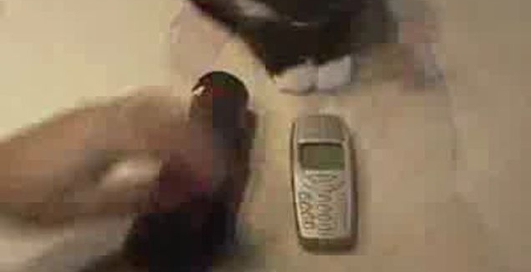 Заряжаем мобильник с помощью фонарика