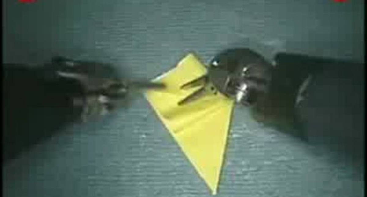 Робот складывает оригами