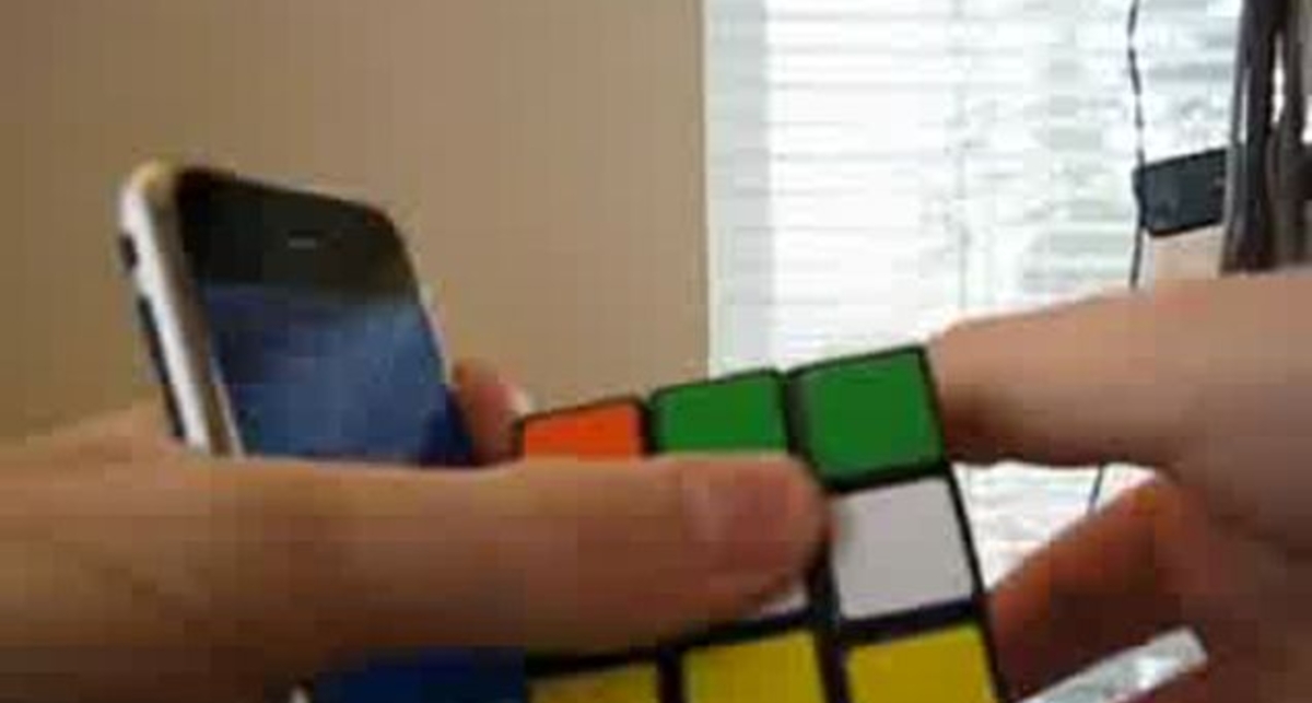 iPhone решает кубик Рубика