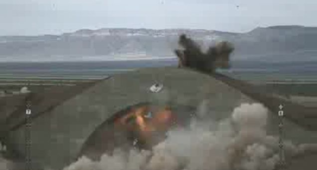 Взрыв от попадания снаряда. Замедленная съемка