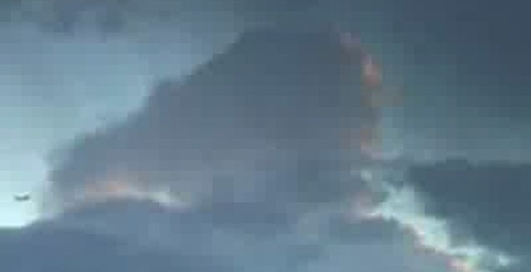 Молния попала в самолет