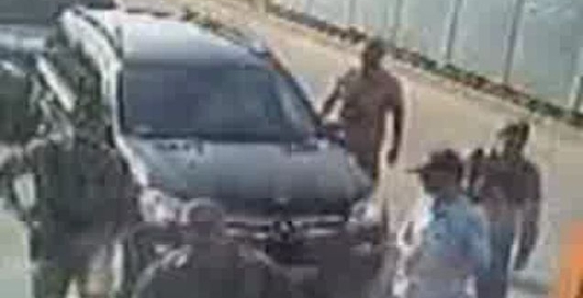 Майбах стукнули шлакбаумом