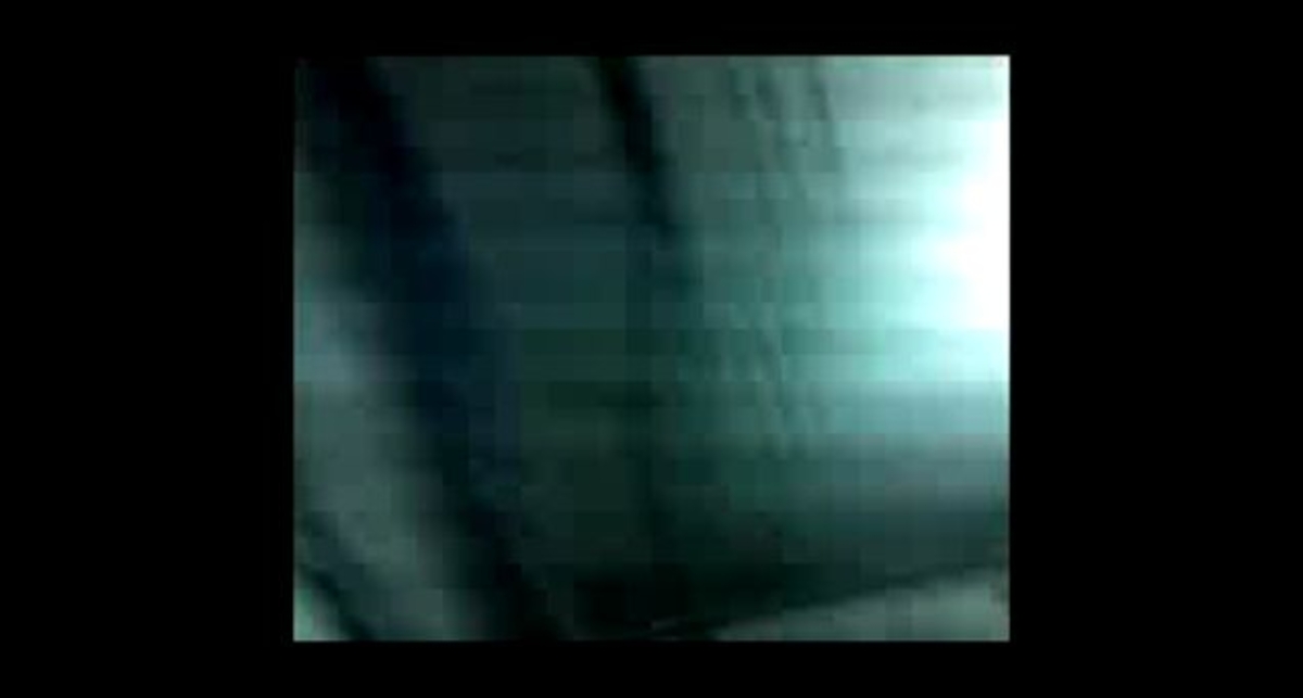 На крыше кабины лифта в свете лампы ДРЛ-125