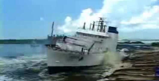 Как спускают суда на воду