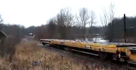 Железнодорожный состав с военной техникой