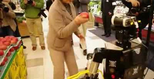 Робот помогает делать покупки