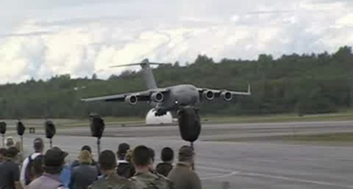 Короткий взлет самолета C-17 Globemaster III
