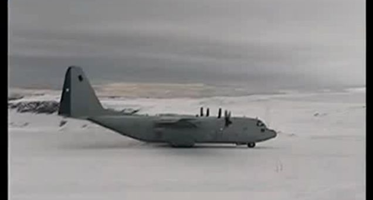Антарктида. Взлет на ускорителях самолета C-130 Hercules (ВВС Чили)